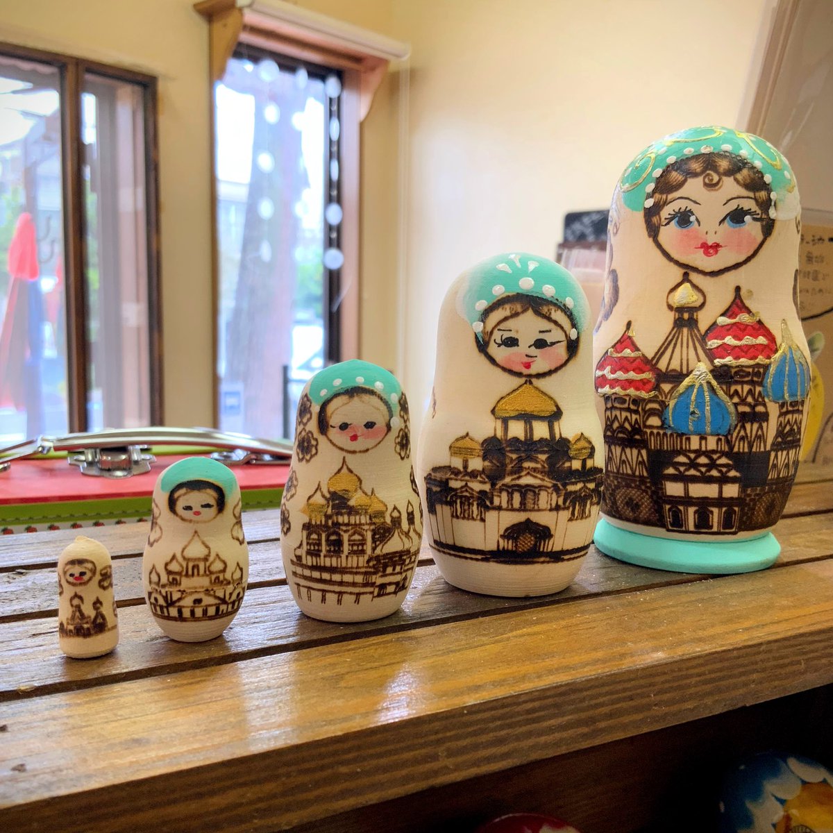 ⳹ 春っぽい⳼
ロシア 白木のマトリョーシカ🪆

白木を活かした優しい色合いのマトリョーシカの女の子。
定番のニスが塗ってある艶ピカで、まつ毛がふっさふさの女の子と印象がだいぶ変わりますね。

ᝰ✍︎꙳⋆

本日4/6(月)は13-18時まで営業、明日はお休み。
皆さまのご来店をお待ちしております🤗