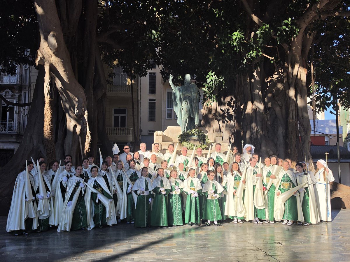 DiscipulosEmaus's tweet photo. Hoy es un día para dar las gracias y celebrar. Felicidades a cada una de las personas que hacen que este Domingo de Resurrección sea tan único: a todos los que salen, a los familiares que suman, a los que nos guían desde el cielo y a los que trabajan todo el año. https://t.co/Oe8D6vBP7a