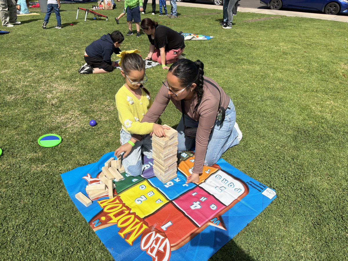 berry_bears1's tweet photo. 2/3 A fantastic Spring Lunch with a Loved one! SO MUCH FUN! Thanks to our @NicoloffElem friends for supporting so all our families didn’t have to volunteer and could be with the families! @SBUSD_NEWS @ProsapioJ https://t.co/Fhbz9xbAMz