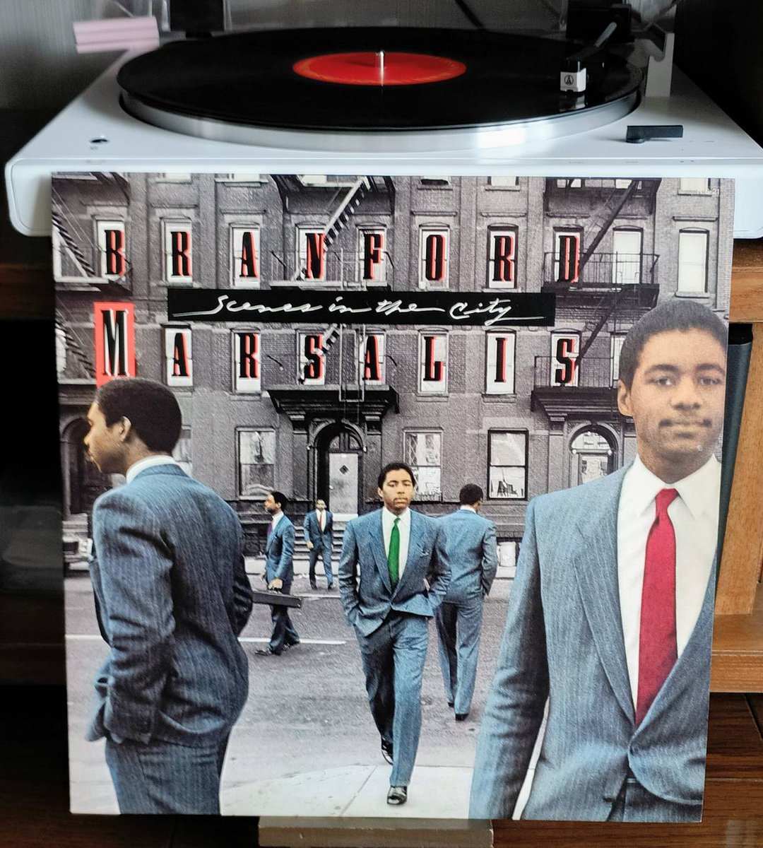 abiike's tweet image. 食休み☕♬

Branford Marsalis「Scenes In The City」CBS/Sony、84年

ブランフォードの初リーダー作。弟より出遅れたが、自身のジャズ観を強く表現した傑作を世に出す。ハードバップとモードと（80年代の）現代ジャズが交錯し、融合する。録音、製盤ともに良い👍
#jazz #vinyl #リビングオーディオ