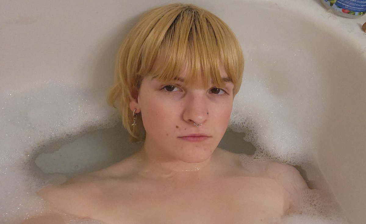 fiadhoe's tweet photo. lowkey bathing is fun if you jerk off when you do it #spicingthingsup #nolongerstinky https://t.co/nHkw7W7fnq
