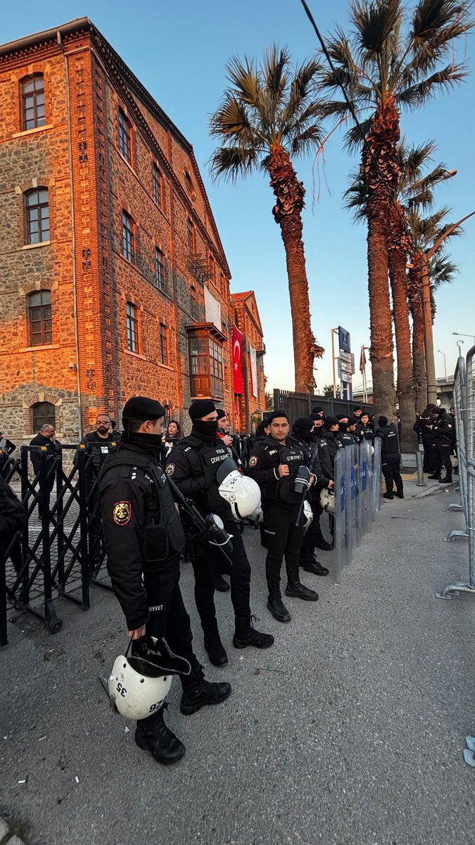 Sabah saat 05.00'te polis baskını ile İzmir Meslek Fabrikaları sarıldı. Girişe çıkışa izin yok

AKP böyle istiyor. Yöntem baskın yoluyla el koymaya dayanıyor. Sonuç, İzmir’in malına çökülmüş oluyor. 

Bunu İzmir unutur mu? Unutmaz.
