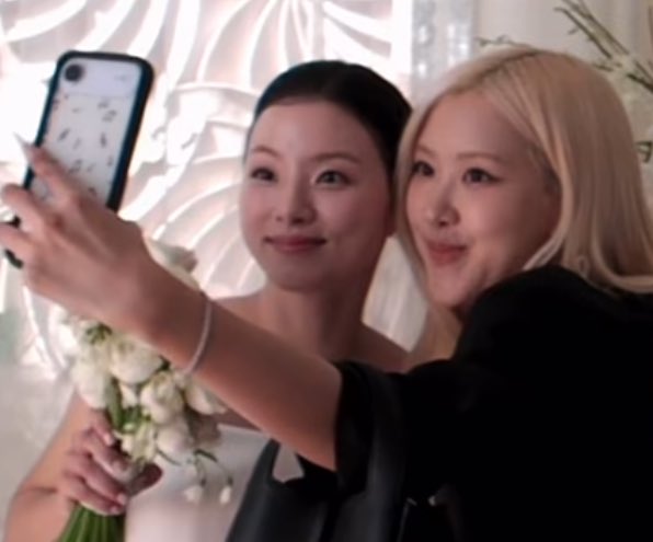Rosie contacted the photographer who was present at the wedding and congratulated them 🥹 so they gave us a behind-the-scenes look! 🩷