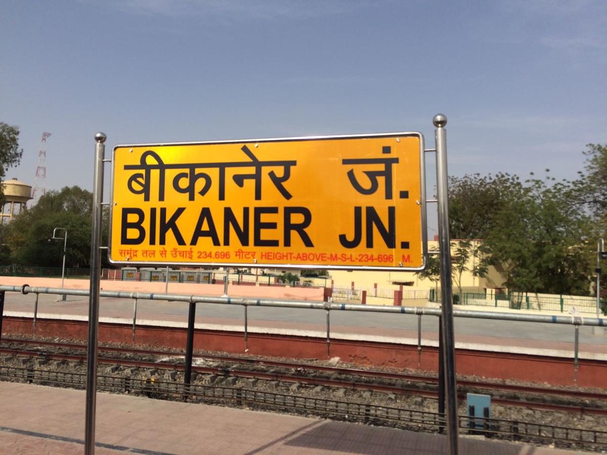 railfan_RJ31's tweet photo. #कनेक्टिविटी_संकट #भगत_कि_कोठी_जम्मूतवी
भगत कि कोठी जम्मू तवी भगत कि कोठी गाड़ी संख्या 14803/14804 पूर्व नंबर 19225/19226 दिन के समय कि लोकप्रिय गाड़ी, सभी प्रकार के यात्रियों के लिए उपयोगी।
नई समय सारणी के नाम जम्मू तवी से भगत कि कोठी जाने वाली गाड़ी कि समय सारणी में 12 घंटे का फर्क डाल दिया जिससे यह गाड़ी बठिंडा जोधपुर रेलमार्ग पर ओवरनाइट गाड़ी बन गई है जबकि ओवर नाइट गाड़ियां पहले से उपलब्ध है -
1- जम्मू तवी साबरमती 19224 बठिंडा से शाम 06:25
2- अबोहर जोधपुर 14722 बठिंडा से रात 21:20
3- अवध आसाम 15909 बठिंडा से रात 22:00
और 
4- जम्मू तवी भगत कि कोठी 14804 बठिंडा से रात 22:45 
       रात्रि सेवा में 4 गाड़ी आगे पीछे लगा रखी है जबकि  सुबह के समय 04:40 बजे ऋषिकेश बाड़मेर 14887 एक्सप्रेस के बाद पूरा 14 घंटे जोधपुर के लिए गाड़ी नहीं है 14 घंटे बाद जम्मू तवी साबरमती 19224 से ही जोधपुर कि गाड़ियों कि शुरुआत होती है ।

उत्तर रेलवे ने अम्बाला और फिरोजपुर मंडल ने उत्तर पश्चिम रेलवे क्षेत्र में आवागमन करने वाली गाड़ियों कि सार्थक समय सारणी कि व्यवस्था को तहस नहस कर रखा है।
@RailMinIndia
@NWRailways @RailwayNorthern 
@GMNWRailway @GM_NRly @Drm_Jammu @drm_fzr @drm_umb @drmbikaner @DRMJodhpurNWR 
@RailwaySeva @PublicBkn @1stIndiaNews @DainikBhaskar