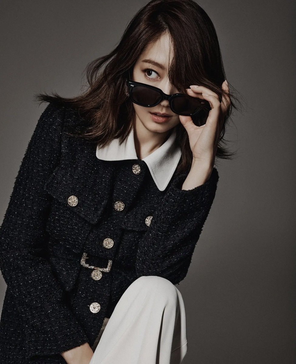 hellojanee11's tweet photo. We need to capture this sassy girl vibe from #ParkShinHye for the upcoming project. Her visuals are incredible🖤 https://t.co/BxcaMM2pNr
