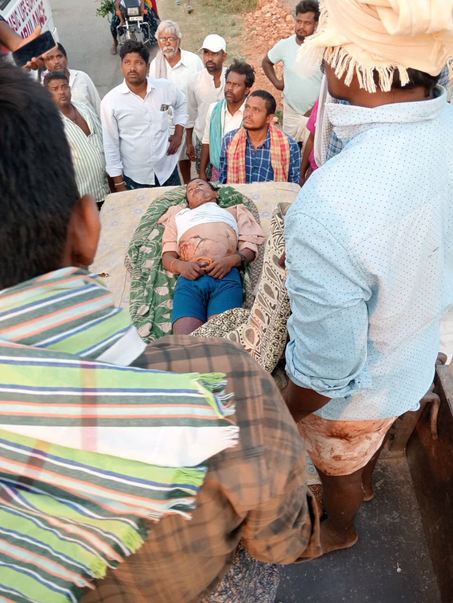 Telugufeedsite's tweet photo. అప్పుల బాధతో యువ రైతు ఆత్మహత్య

అనంతపు రం జిల్లా పెద్దవడుగూరు మండ‌లం భీమునిపల్లిలో విషాదం 

త‌న 12 ఎక‌రాల పొలంలో పంట సాగు చేసిన యువ రైతు బసిరెడ్డి చిన్నారెడ్డి (28) 

పంటలు, కుటుంబ పోషణ కోసం బ్యాంకులు, ప్రైవేటు వ్యక్తుల వద్ద రూ.60 లక్షల వ‌ర‌కు అప్పులు 

వ‌డ్డీ వ్యాపారుల నుంచి ఒత్తిడి తీవ్రం కావడంతో జీవితంపై విరక్తి చెంది ఆత్మ‌హ‌త్య