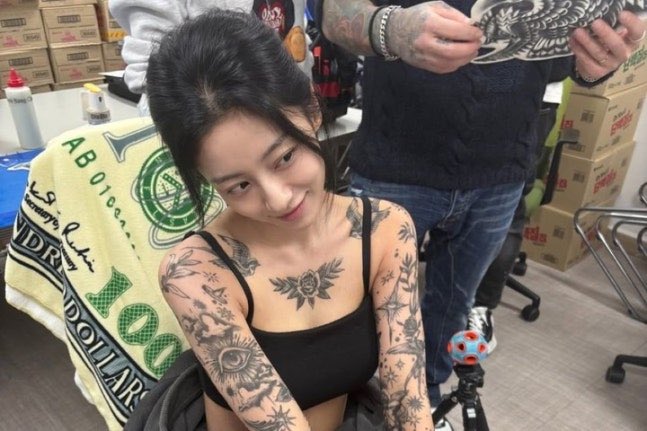 infodrakor_id's tweet image. Dedikasinya Kang Minah jadi villain roles di #Bloodhounds2 

Full stiker tato + make up smokey buat jadi Jina 

Bikin shock karena tampil beda banget dari image biasanya.

m.entertain.naver.com/home/article/1…