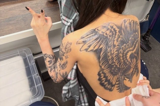 infodrakor_id's tweet image. Dedikasinya Kang Minah jadi villain roles di #Bloodhounds2 

Full stiker tato + make up smokey buat jadi Jina 

Bikin shock karena tampil beda banget dari image biasanya.

m.entertain.naver.com/home/article/1…