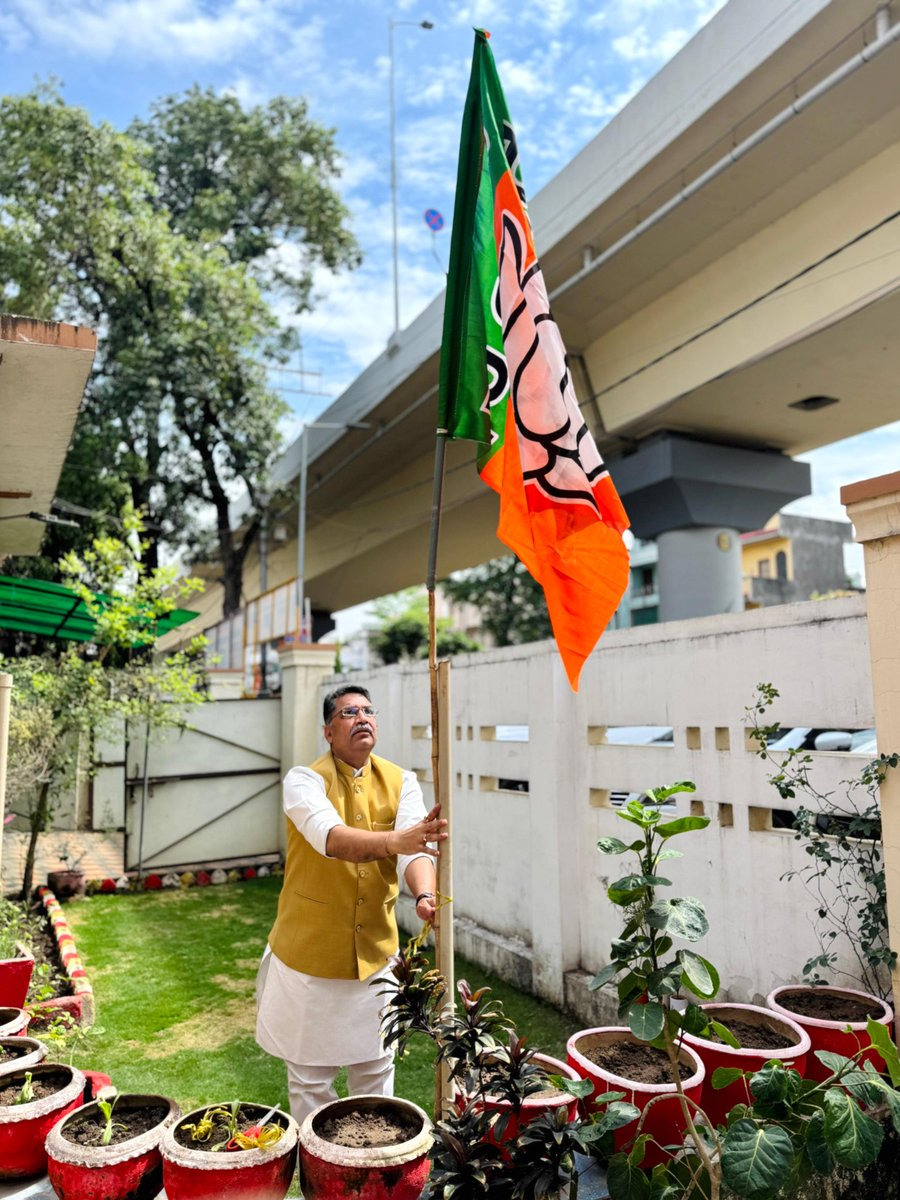 mpashishdubey's tweet photo. भारतीय जनता पार्टी के 47वें स्थापना दिवस के अवसर पर आज निज निवास पर पार्टी का ध्वज फहराकर संगठन के राष्ट्र प्रथम संकल्प के प्रति अपनी प्रतिबद्धता व्यक्त की।

#47YearsOfNationFirst
#6April
                 https://t.co/yowHZ99ttS https://t.co/UOTUKiWccH