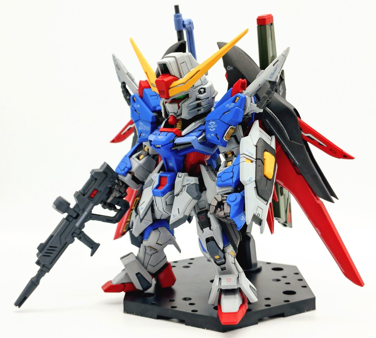 Urusladry's tweet photo. MGSDデスティニーガンダム完成！

元が凄すぎて新規のディテールはそこそこに既存を彫り直し全塗装つや消し仕上げ
MGSDシリーズはやはり素晴らしい🤩
3週間くらいかかってしまいましたがどの工程も楽しかった👏🏻
#ガンプラ
#うるプラ
#ガンプラ好きと繋がりたい https://t.co/GAV4Ir9AcT