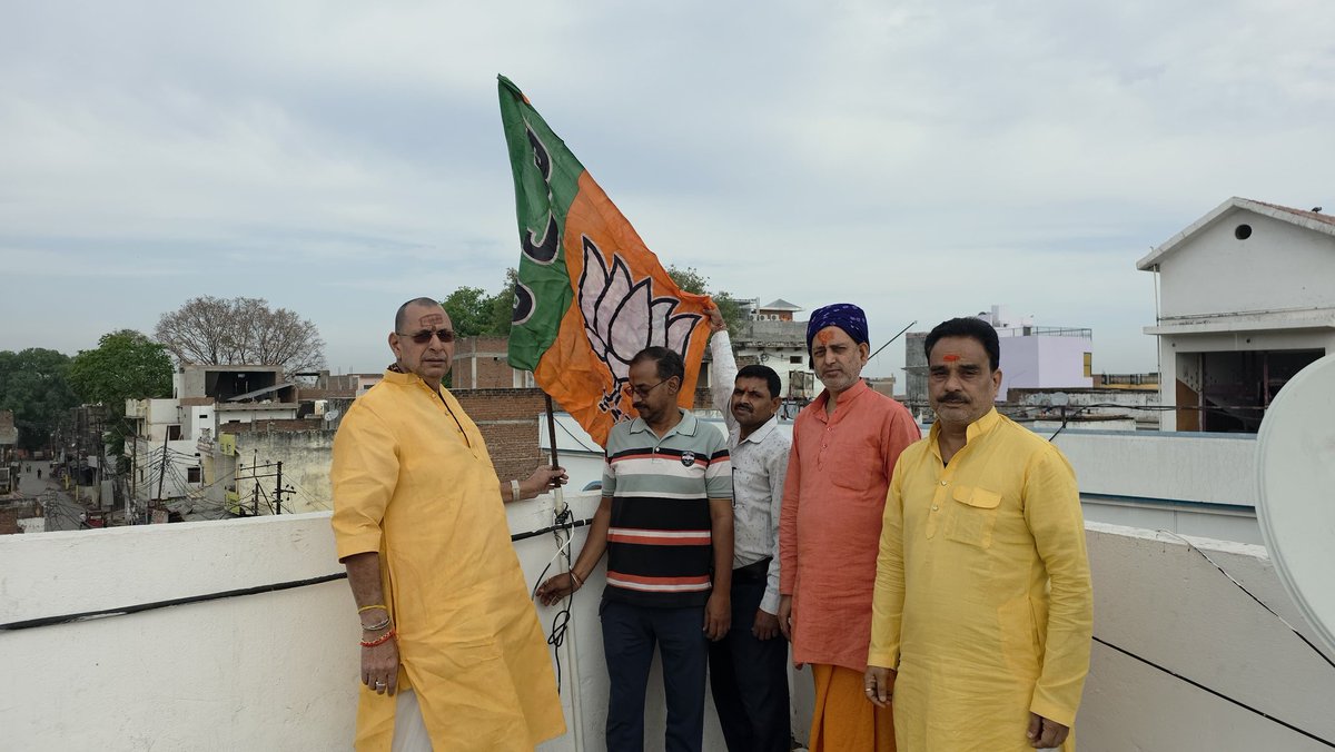 ratnakarvindhya's tweet photo. आज भारतीय जनता पार्टी के स्थापना दिवस के अवसर पर अपने आवास पर पार्टी का ध्वज फहराकर स्थापना दिवस को मनाया।

#47yearofnationfirst #भाजपा_स्थापना_दिवस #BJP4IND #bjp4up https://t.co/GP7vu3Z0Qs