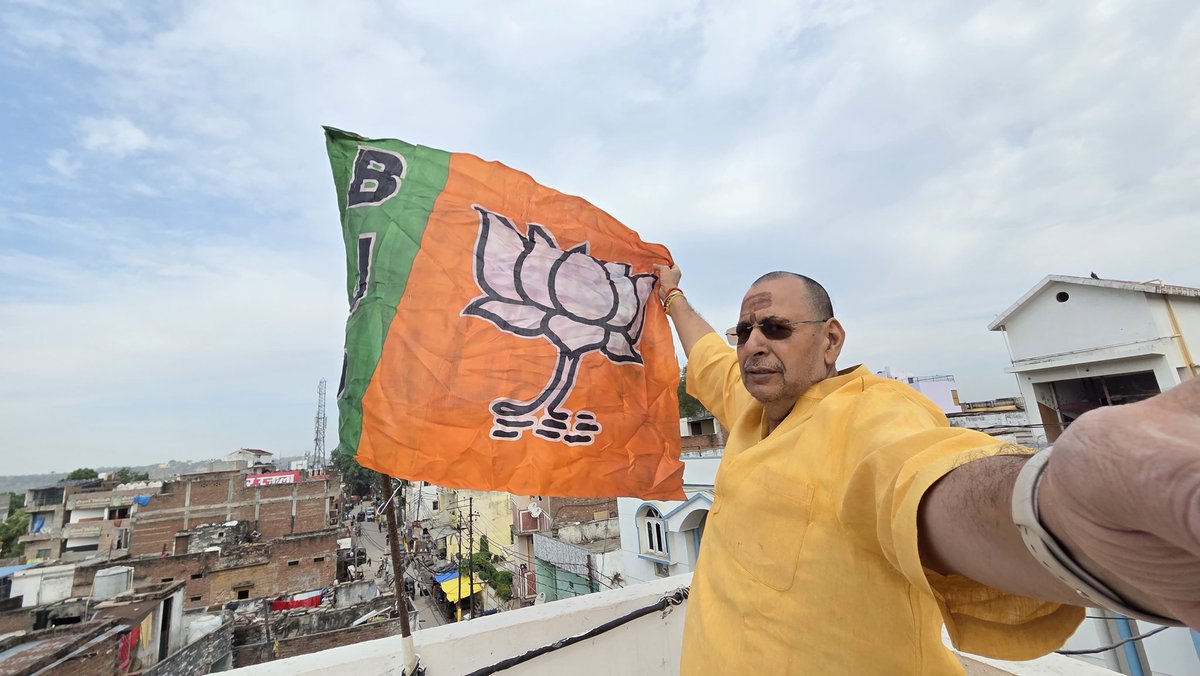 ratnakarvindhya's tweet photo. आज भारतीय जनता पार्टी के स्थापना दिवस के अवसर पर अपने आवास पर पार्टी का ध्वज फहराकर स्थापना दिवस को मनाया।

#47yearofnationfirst #भाजपा_स्थापना_दिवस #BJP4IND #bjp4up https://t.co/GP7vu3Z0Qs