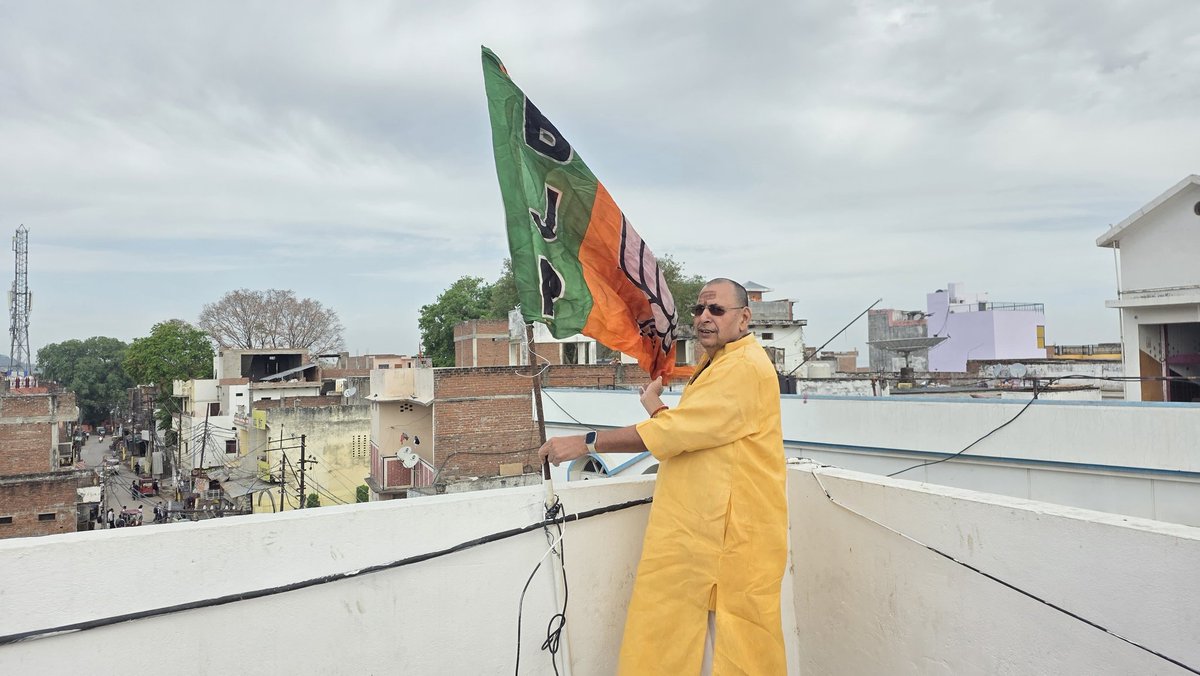 ratnakarvindhya's tweet photo. आज भारतीय जनता पार्टी के स्थापना दिवस के अवसर पर अपने आवास पर पार्टी का ध्वज फहराकर स्थापना दिवस को मनाया।

#47yearofnationfirst #भाजपा_स्थापना_दिवस #BJP4IND #bjp4up https://t.co/GP7vu3Z0Qs
