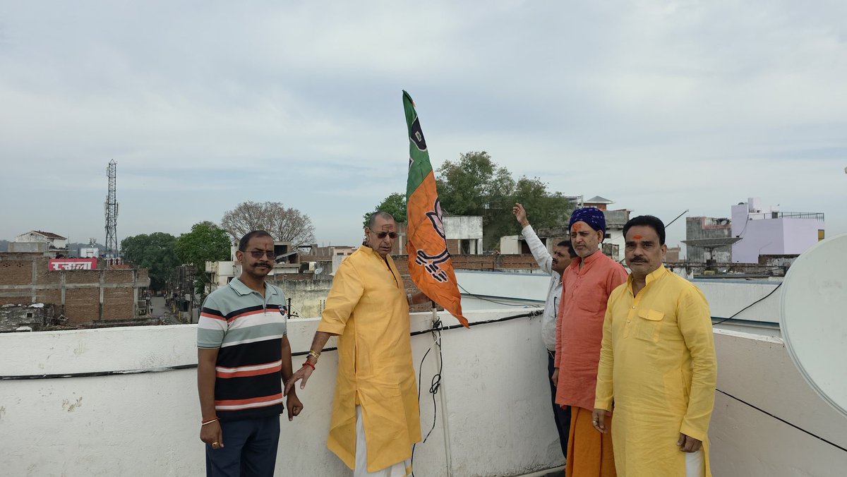 ratnakarvindhya's tweet photo. आज भारतीय जनता पार्टी के स्थापना दिवस के अवसर पर अपने आवास पर पार्टी का ध्वज फहराकर स्थापना दिवस को मनाया।

#47yearofnationfirst #भाजपा_स्थापना_दिवस #BJP4IND #bjp4up https://t.co/GP7vu3Z0Qs