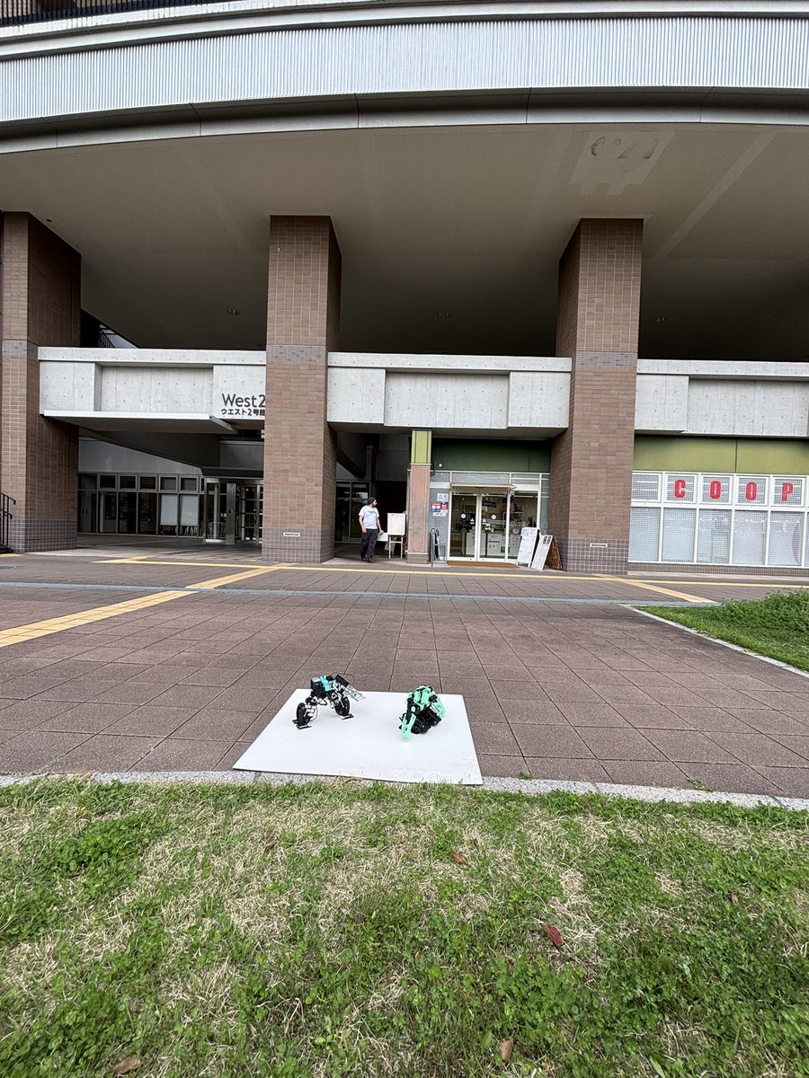 quhp_rejoicing's tweet photo. 今日の工房見学会集合場所です！
この画像を目印に来てください！！
サークルTシャツもこちらの黒のものを着用しています↓ https://t.co/KUUIGV8lVB