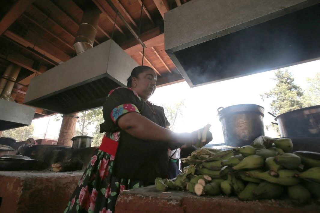 Mujer que toma café tweet media