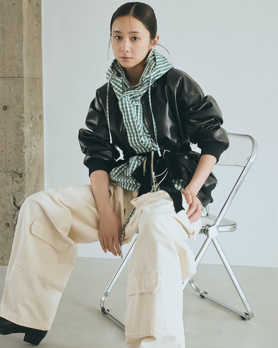 Lula_Japan's tweet image. 【新着ストーリー🪡💚】 都市と自然を軽やかに行き来しながら、静かな均衡を描く「TATRAS」の2026年春夏コレクション。
2回目は、堀田真由がまとう端正なスタンドカラージャケットと、ヴィンテージ感を残すデッキジャケットをお届け。

#堀田真由 #TATRAS 続きはこちら🔍 x.gd/NYh1D