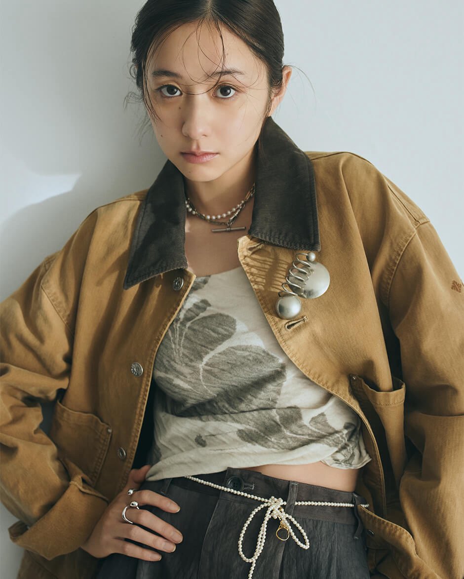 Lula_Japan's tweet image. 【新着ストーリー🪡💚】 都市と自然を軽やかに行き来しながら、静かな均衡を描く「TATRAS」の2026年春夏コレクション。
2回目は、堀田真由がまとう端正なスタンドカラージャケットと、ヴィンテージ感を残すデッキジャケットをお届け。

#堀田真由 #TATRAS 続きはこちら🔍 x.gd/NYh1D