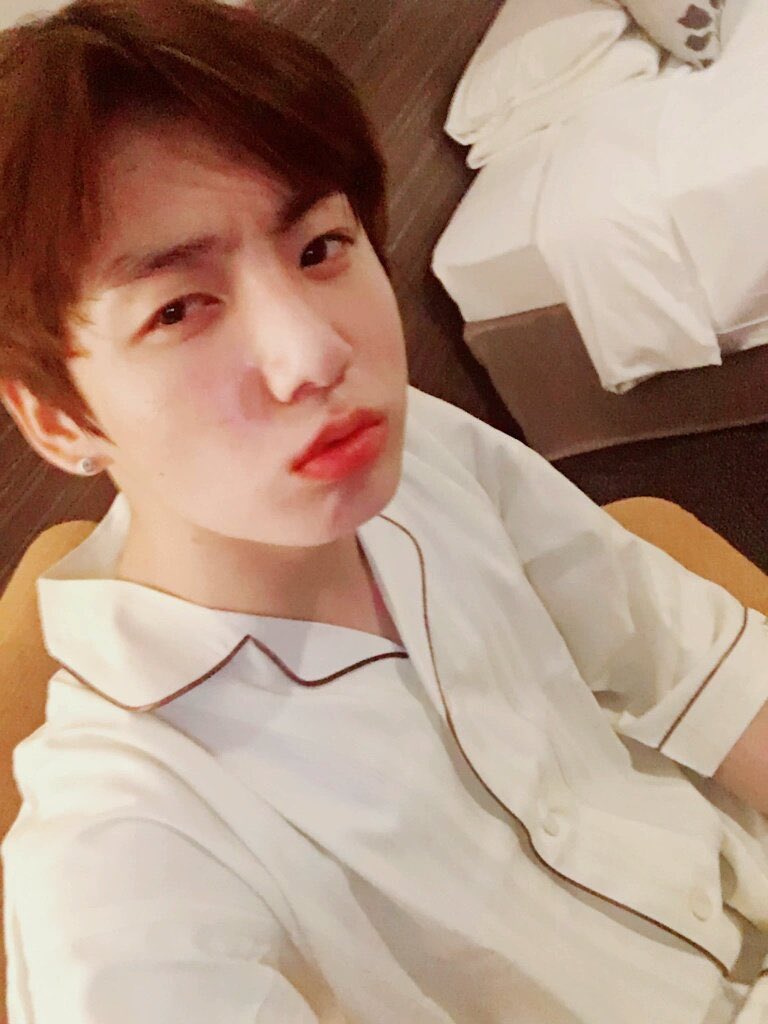 De verdad hay quienes creen que los tannies no van a aguantar el picante el hot ones? Jungkook se comió 6 bowls de ramen en 20 min con esa salsa que te arde 3 días