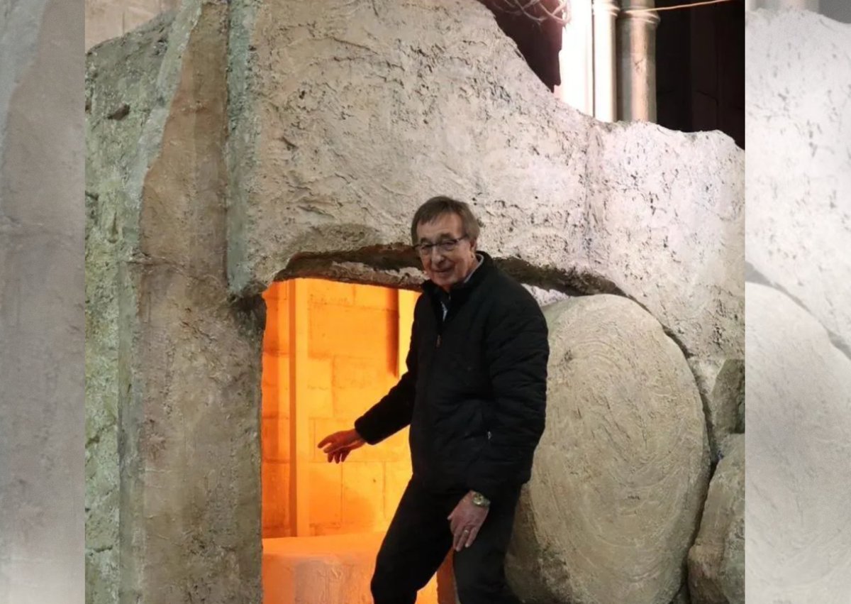 🔴À Lisieux, un paroissien réalise une réplique grandeur nature du tombeau du Christ

 ➡️ Une reproduction à taille réelle du tombeau du Christ, réalisée en polystyrène en quelques mois par un paroissien