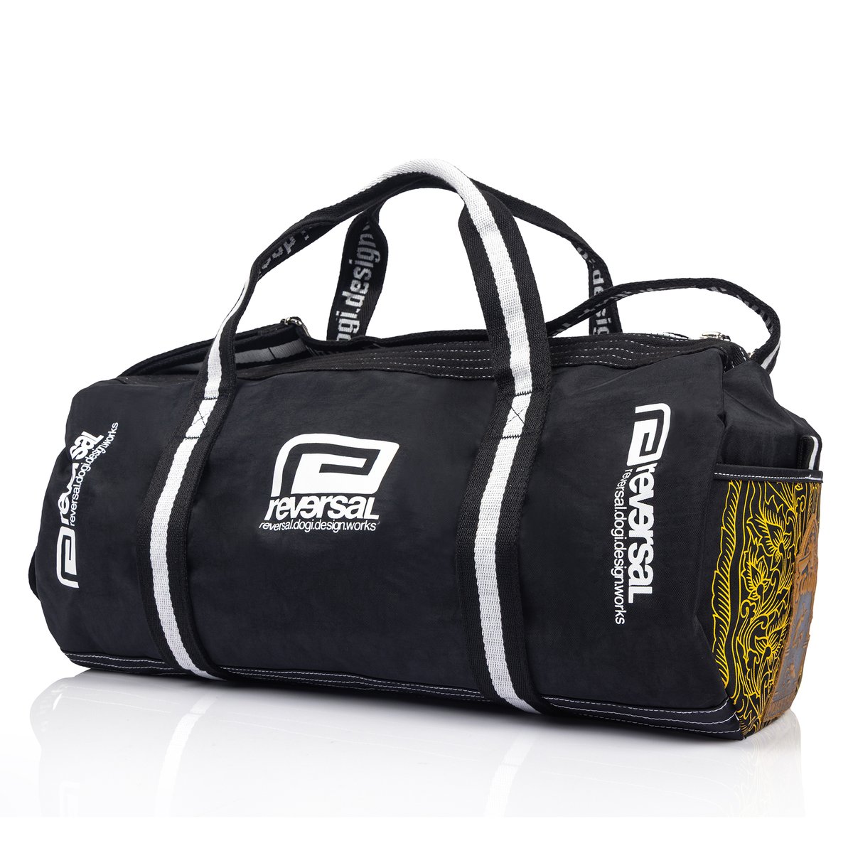 rvddw's tweet photo. 【NEW】「Fairtex x reversal BARREL BAG」
機能性とクリーンでモダンなスタイルを融合させたバレルバッグ。耐久性と軽量性を兼ね備えた素材を使用し、広々としたメインコンパートメントと多目的ポケットを備えています。ジム、旅行、日常使用に最適です。
https://t.co/pv8HKDRO2i #Fairtex #rvddw https://t.co/hfWplDvIEV