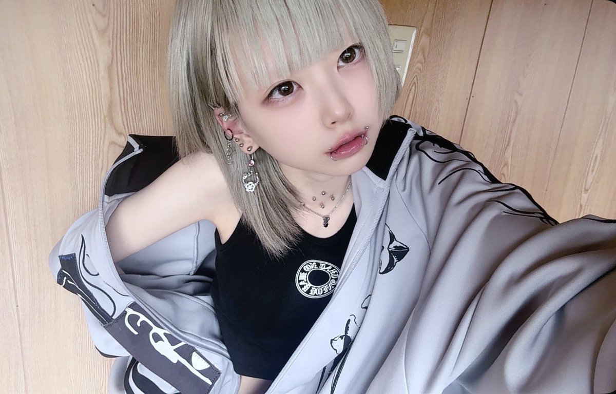 rvisk9's tweet photo. すっぴんすまんやけど
中の服Availにあったの可愛くて買った⬇️ https://t.co/tssxDjaYOx