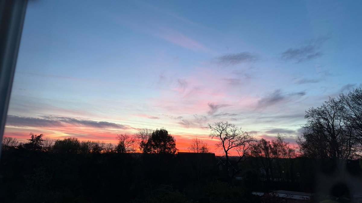 VictoriaCEOCIOB's tweet image. #EasterMonday crack of dawn 
Beautiful sunrise 🤩😍🐰🥕🐣
Too good not to share #NoFilterNeeded