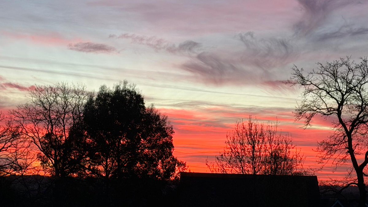 VictoriaCEOCIOB's tweet image. #EasterMonday crack of dawn 
Beautiful sunrise 🤩😍🐰🥕🐣
Too good not to share #NoFilterNeeded