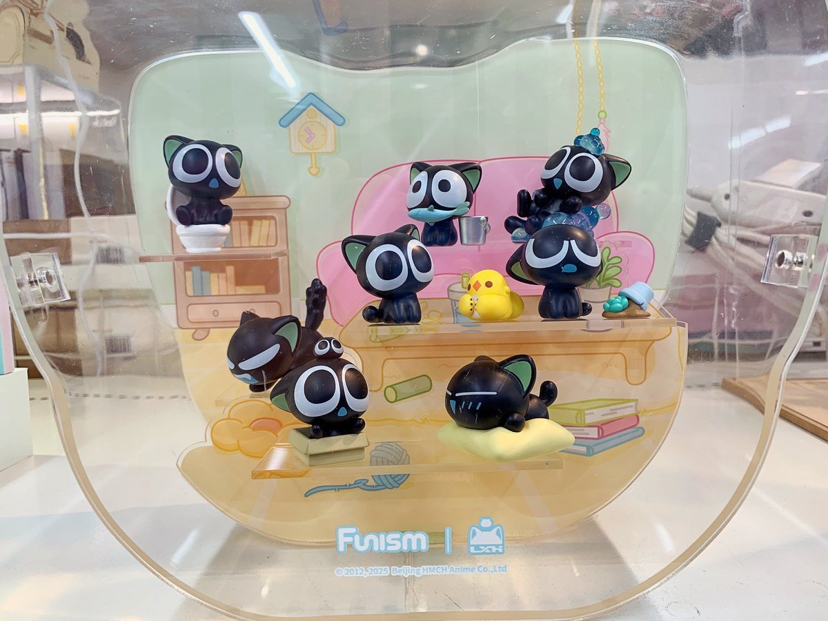 Kotobukiya_akb's tweet image. 【コトブキヤ秋葉原館2階】
商品情報🐈‍⬛
「羅⼩黒戦記(ロシャオヘイセンキ) シャオヘイ」
・⽇常シリーズ ミニフィギュア 全14種 1個/3個入
・むぎゅっとシリーズ ぬいぐるみマスコット 全7種
各種￥1,760(税込)

見ているだけでも癒されるシャオヘイをお見逃しなく💕
#ロシャオヘイセンキ　#KOTOBUKIYA