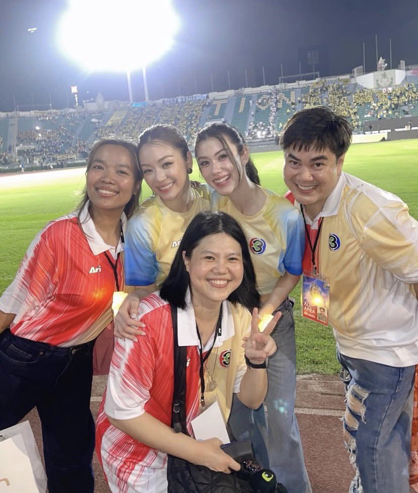 PakamonYim13731's tweet photo. รักทีมงานแบบนี้ที่สุด...เหนื่อยหน่อยนะพี่ๆวิ่งตามเจ้าเด็ก ตราบใดที่พี่ๆยังรักและดูแล สองจิ๋วของเรา พวกเรา กบบ ก็จะดูแลพวกพี่เหมือนคนในครอบครัวเช่นกัน 🥰��🐻‍❄️🤎 https://t.co/SV62EW0myJ