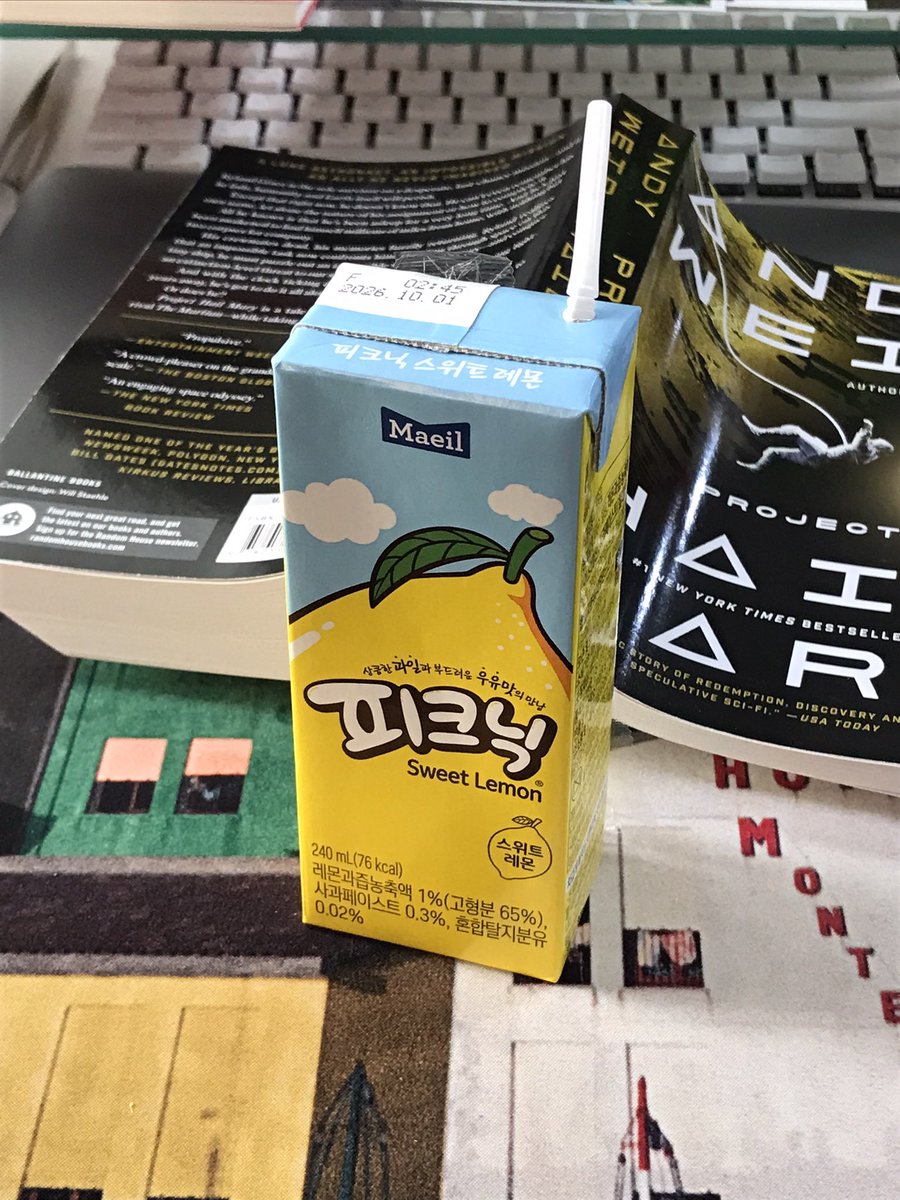 Jeeyeelee's tweet photo. 책상샷이 좋은 이유 
다찍힘 먹고 마시고 읽은 것 모두모두 https://t.co/jL7xs69jpP