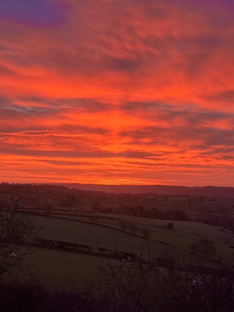 Aneedtopaint's tweet image. A beautiful sky this morning over the Shropshire countryside. #Shropshire