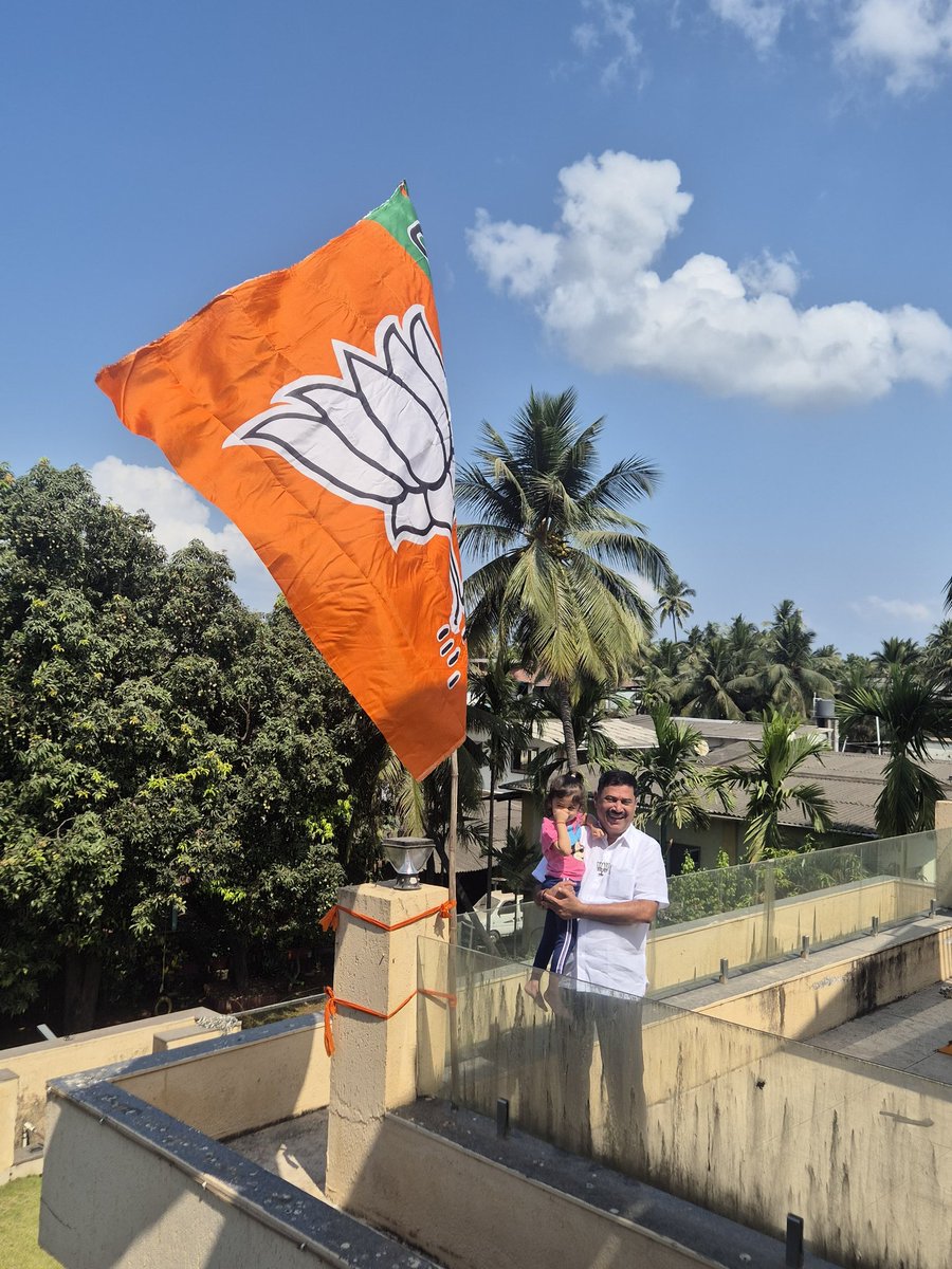 Rajannaikbjp's tweet photo. ६ एप्रिल… हा दिवस प्रत्येक कार्यकर्त्याच्या मनात अभिमान, समर्पण आणि राष्ट्रभक्तीची ज्योत प्रज्वलित करणारा दिवस! 🚩

भारतीय जनता पक्ष स्थापना दिवस
६ एप्रिल १९८० रोजी स्थापन झालेला भारतीय जनता पक्ष हा केवळ एक राजकीय पक्ष नाही, तर तो विचारांची, संस्कारांची आणि राष्ट्रसेवेची अखंड परंपरा आहे. "सबका साथ, सबका विकास, सबका विश्वास" या मंत्राने प्रेरित होऊन पक्षाने देशाच्या प्रत्येक घटकापर्यंत विकास पोहोचवण्याचा ध्यास घेतला.

डॉ. श्यामा प्रसाद मुखर्जी आणि पंडित दीनदयाळ उपाध्याय यांच्या राष्ट्रवादी विचारांचा वारसा पुढे नेत, लाखो कार्यकर्त्यांच्या त्याग, तपस्या आणि संघर्षातून हा वटवृक्ष आज भव्य रुप धारण करून उभा आहे. कठीण काळातही तत्त्वांशी तडजोड न करता, देशहित सर्वोच्च मानणारी ही परंपरा आजही तितक्याच ताकदीने पुढे चालत आहे.

सामान्य कार्यकर्त्याच्या घरापासून ते देशाच्या सर्वोच्च पदापर्यंत पोहोचलेले नेतृत्व हीच या पक्षाची खरी ताकद आहे.

 बूथस्तरावर काम करणारा कार्यकर्ता असो किंवा देशाचे नेतृत्व करणारा पंतप्रधान — प्रत्येकामध्ये राष्ट्रसेवेचीच भावना आहे.
आज भारत जागतिक पातळीवर नवे कीर्तिमान प्रस्थापित करत आहे. आत्मनिर्भर भारत, डिजिटल क्रांती, पायाभूत सुविधा विकास, गरीब कल्याण योजना — या सर्व यशामागे कार्यकर्त्यांची निष्ठा आणि जनतेचा आशीर्वाद आहे.

स्थापना दिनाच्या निमित्ताने आपण सर्वांनी पुन्हा एकदा संकल्प करूया राष्ट्र प्रथम, पक्ष द्वितीय आणि स्वतः शेवटी!

प्रत्येक घरात कमळ फुलवण्याचा, प्रत्येक मनात राष्ट्रप्रेम जागवण्याचा आणि भारताला विश्वगुरू बनवण्याचा निर्धार करूया.

🚩 भारतीय जनता पक्षाच्या स्थापना दिनाच्या सर्व कार्यकर्त्यांना आणि समर्थकांना हार्दिक शुभेच्छा!

#BJP #स्थापना_दिवस #राष्ट्रप्रथम #SabkaSaathSabkaVikas