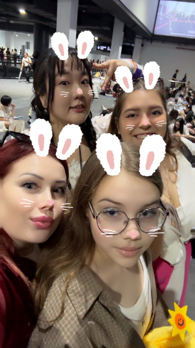 Angelina tweet media