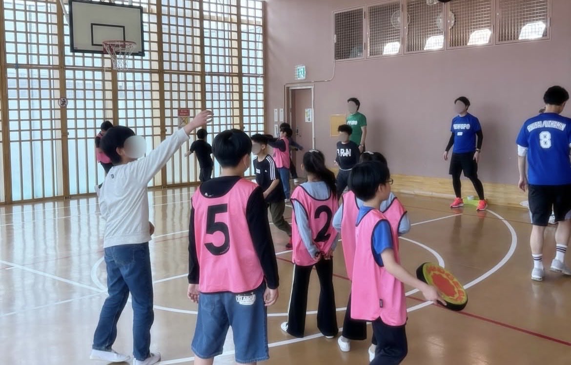 NEWSPO3's tweet photo. 先日の群馬県高崎市総合福祉センター内の児童館で子どもたちとドッヂビーをした時の様子です‼️
みんなナイスプレーでした👏🥏✨ https://t.co/15HVSAynO1