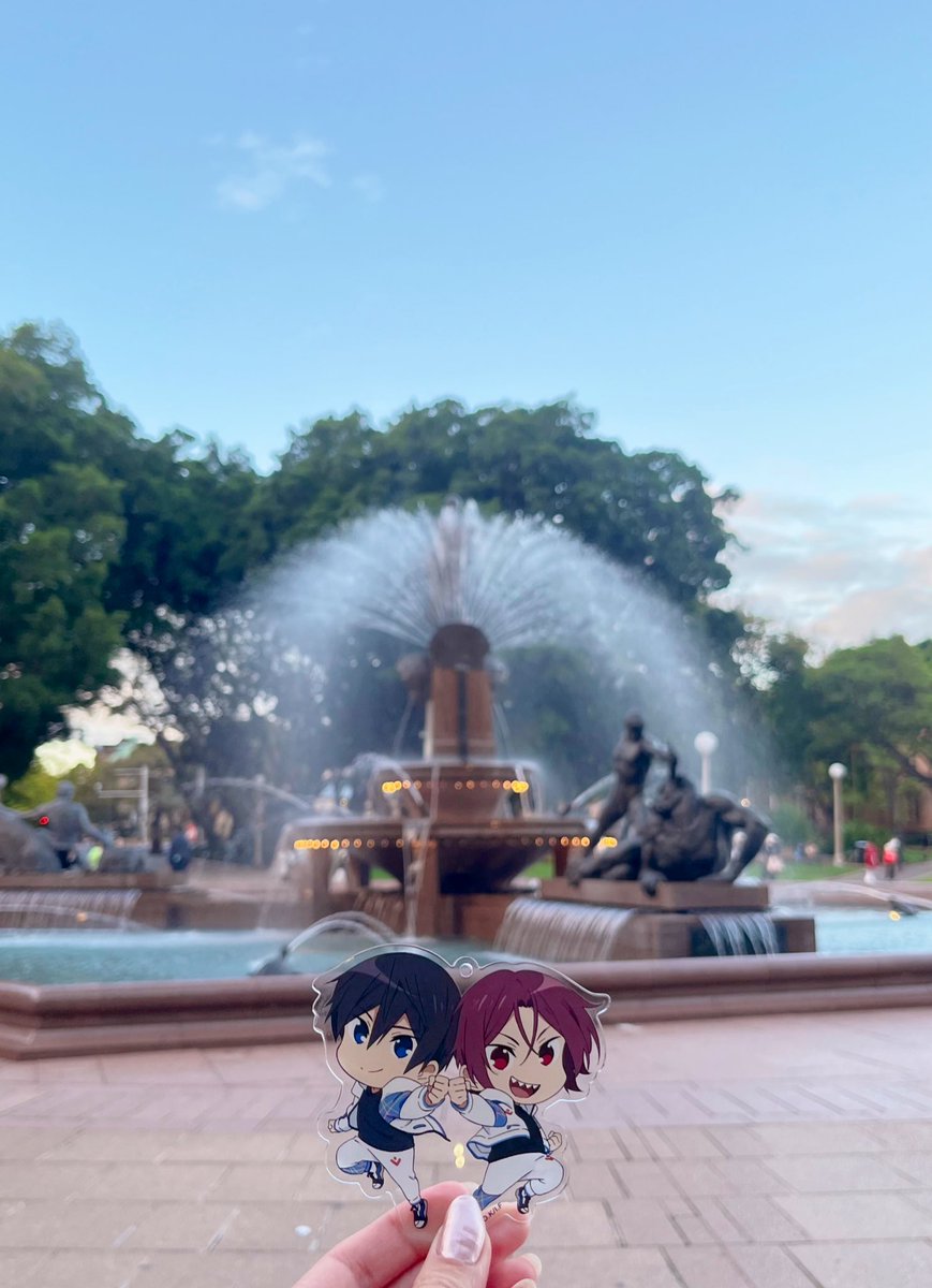 frfr_EVBL's tweet photo. いえーいはるりん噴水⛲️🧢
夜もライトアップされてて綺麗✨
実ははるりんがいた側は正面じゃなくて裏側なんだよね😂

通ってた学校の近くだけどなんだかんだ聖地巡礼このタイミングになっちゃった笑 https://t.co/HrgXScWgwu