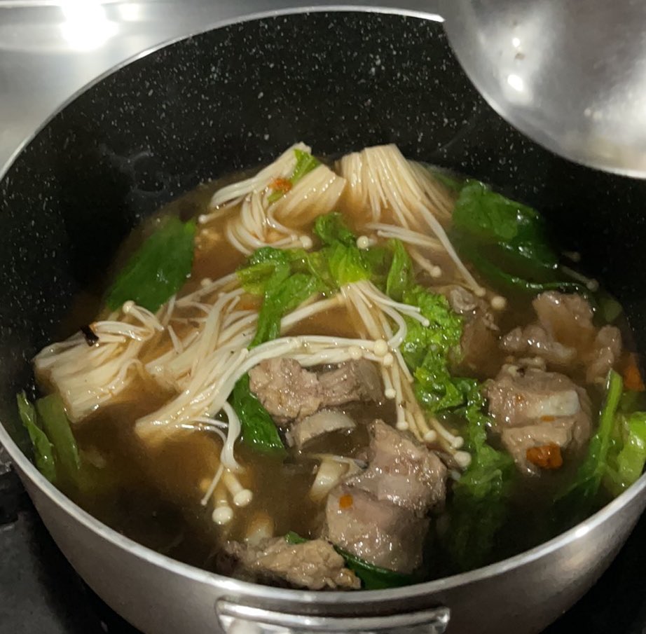 Good Afternoon! 🌤️

today i woke up with a little flu … so i went ahead and boil some homemade Asian pork soup! 

nothing better than something warm and comforting ✨

what do you guys eat when you have a flu? and please stay hydrated !🫧🩵