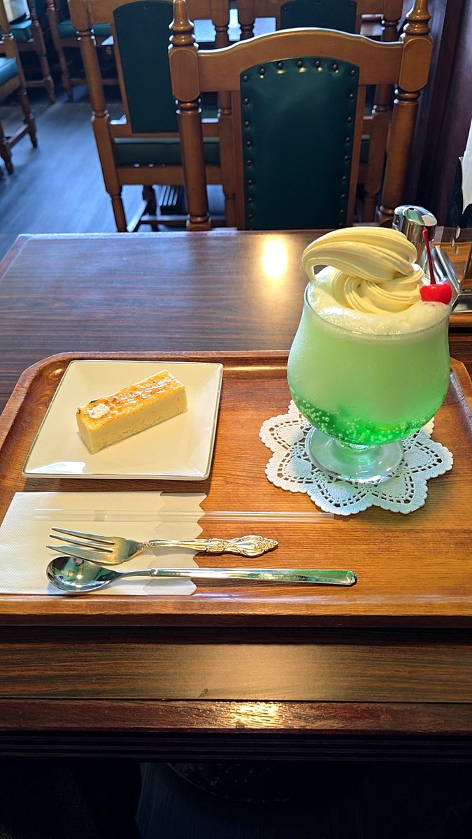 kausan_jp's tweet photo. @tomo0723sw ともさんにも良い事がありますように！
クリームソーダの写真をお送りします💚 https://t.co/qVoGCwWxqd