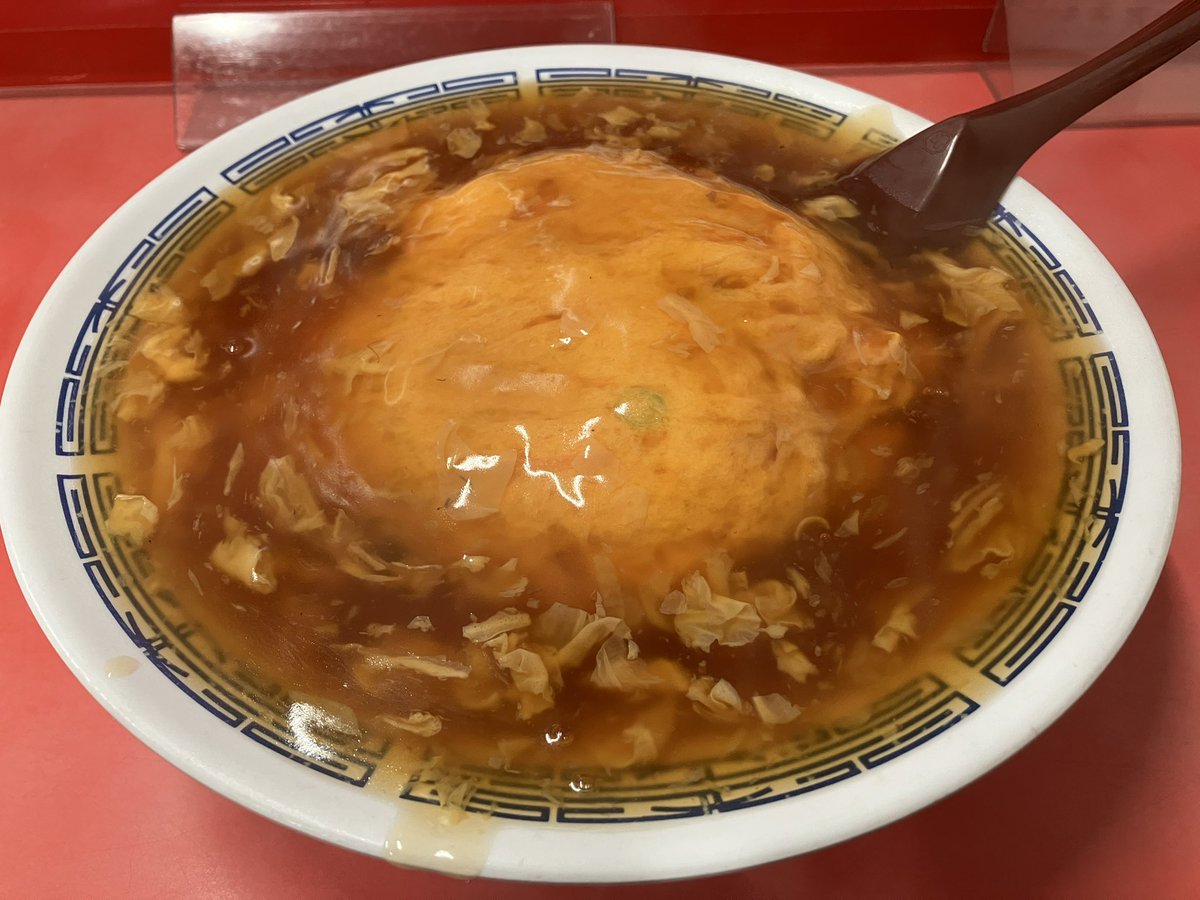 平安神宮と祇園白川にお花見に行ってきました！
平安神宮は紅しだれ桜が有名な桜の名所でソメイヨシノとは違った美しさでした。祇園白川は情緒あふれる場所で観光客で賑わっており丁度桜吹雪が見れて京都の春を満喫🌸
憧れのマルシン飯店の天津飯も美味しかったー😋