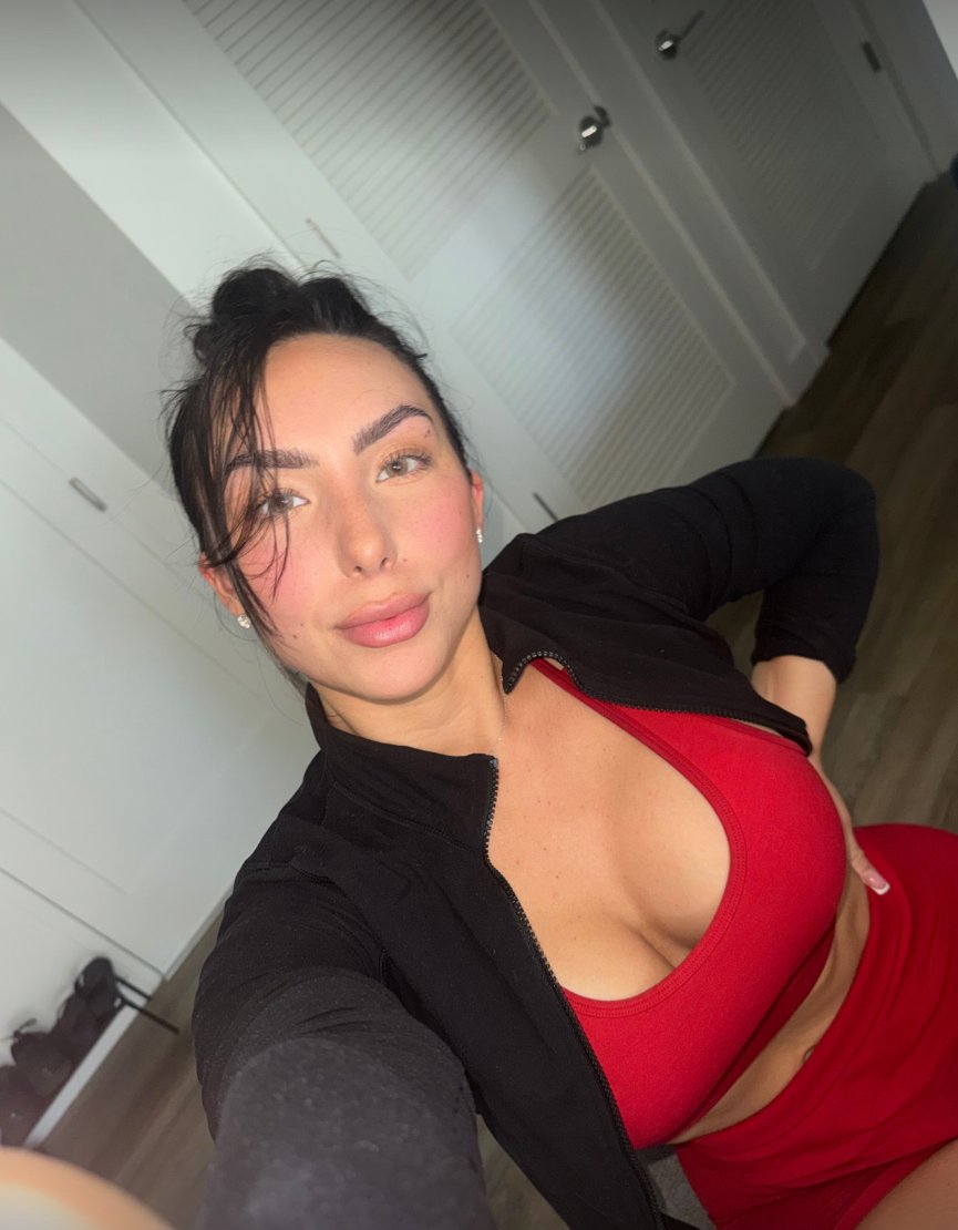Riss_Exclusive's tweet photo. what’s the first thing you noticed? https://t.co/YZocMIawzH