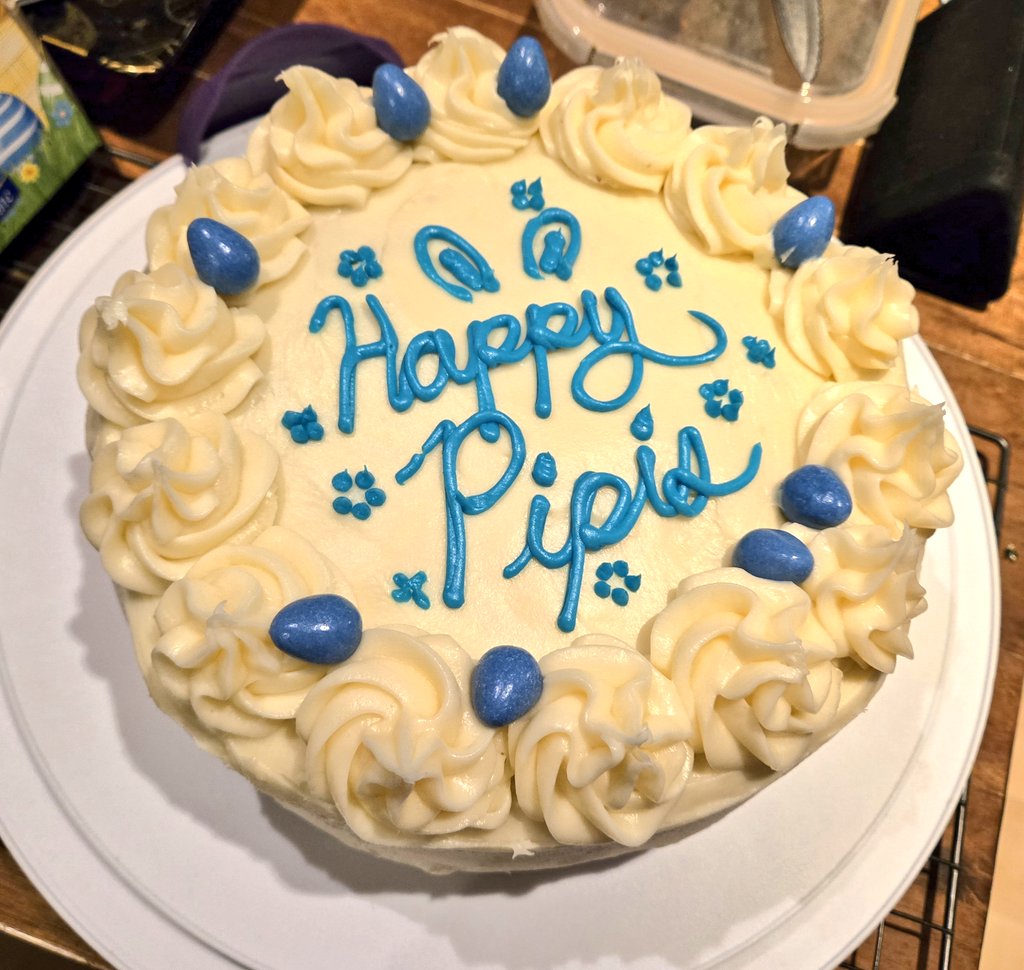 Neither me nor <a href="/RoughLuckBuck/">Buckaroo 🤠</a> celebrate Easter but they asked me to make a carrot cake and I took that as a chance to be a degenerate