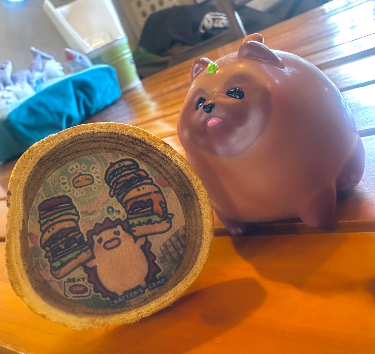 Crafters_Camp's tweet image. 店長が描いた4月の月替わりステッカー🦔
来店記念にプレゼント‼️（券売機の上にあります）

落ちものバーガーゲー

#ハンバーガー #banana #クラフターズキャンプ #crafterscamp #ゲーム