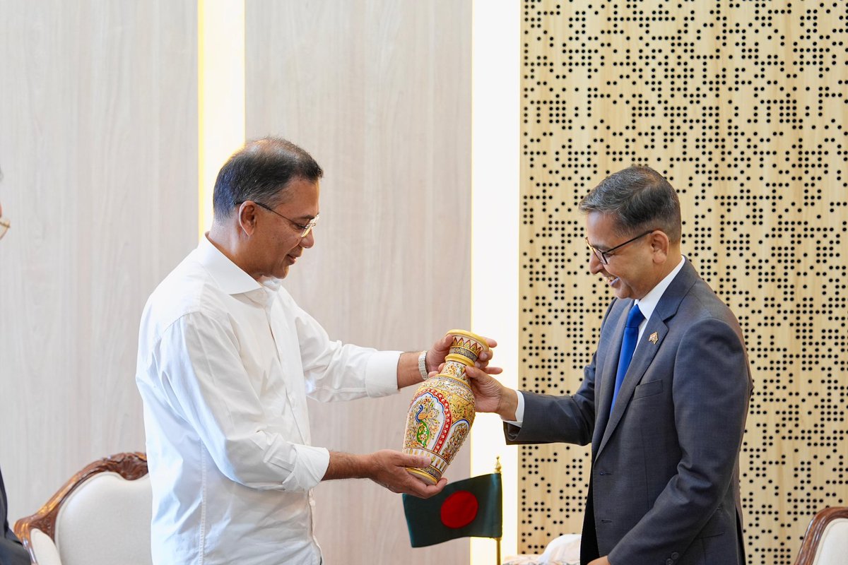 ihcdhaka's tweet photo. High Commissioner Pranay Verma paid a courtesy call on Hon’ble Prime Minister H.E. Tarique Rahman on 6 April 2026. They discussed bilateral engagement with focus on people-centric cooperation in multiple domains aligned with the national development priorities of the two countries. High Commissioner conveyed India’s intent to work together with the Government and people of Bangladesh by adopting a positive, constructive and forward-looking approach and based on mutual interest and mutual benefit.

                          ***

হাই কমিশনার প্রণয় ভার্মা ৬ এপ্রিল ২০২৬-এ মাননীয় প্রধানমন্ত্রী জনাব তারেক রহমানের সঙ্গে সৌজন্য সাক্ষাৎ করেন। তাঁরা এই দুই দেশের জাতীয় উন্নয়ন-সংক্রান্ত অগ্রাধিকারসমূহের সঙ্গে সঙ্গতি বজায় রেখে বিভিন্ন ক্ষেত্রে জনগণ-কেন্দ্রিক সহযোগিতার ওপর গুরুত্ব আরোপ করে দ্বিপাক্ষিক সম্পৃক্ততা বিষয়ে আলোচনা করেন। হাই কমিশনার একটি ইতিবাচক, গঠনমূলক ও দূরদর্শী দৃষ্টিভঙ্গি গ্রহণ করে এবং পারস্পরিক স্বার্থ ও পারস্পারিক কল্যাণের ভিত্তিতে বাংলাদেশের সরকার ও জনগণের সঙ্গে একত্রে কাজ করার ক্ষেত্রে ভারতের অভিপ্রায় ব্যক্ত করেন।

Photo credit: Bangladesh PMO 

@MEAIndia @IndianDiplomacy