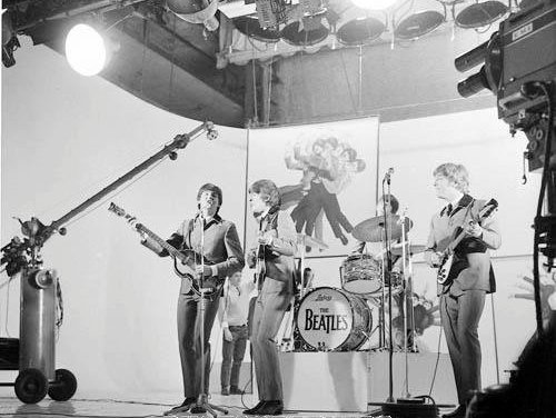 BeatlemaniaUK's tweet image. A Hard Day's Night - The Beatles
Recorded: 16 April 1964

John Lennon wrote this song, which contains long, repeating notes that are uncommon in Pop music. Even more unusual, Lennon sang it in glissando: "haaaard days night...".

#Beatles #TheBeatles