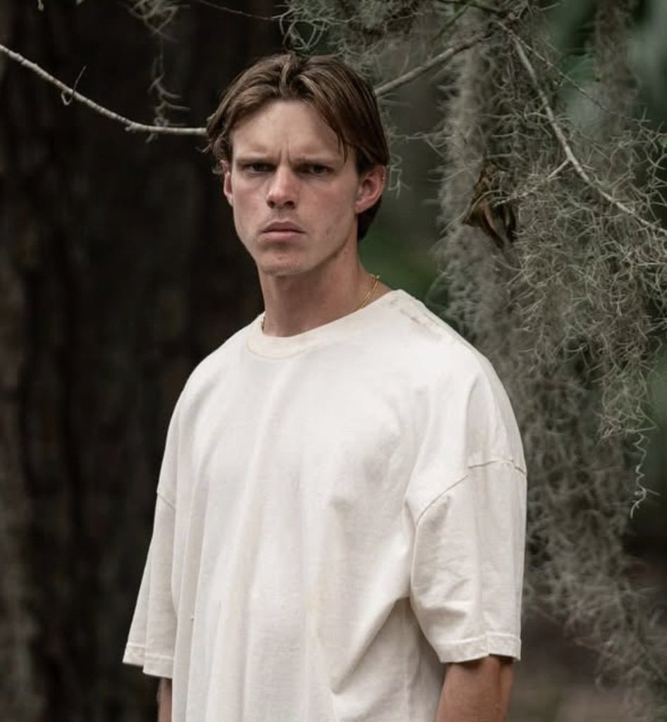 между нами колдунами tweet media