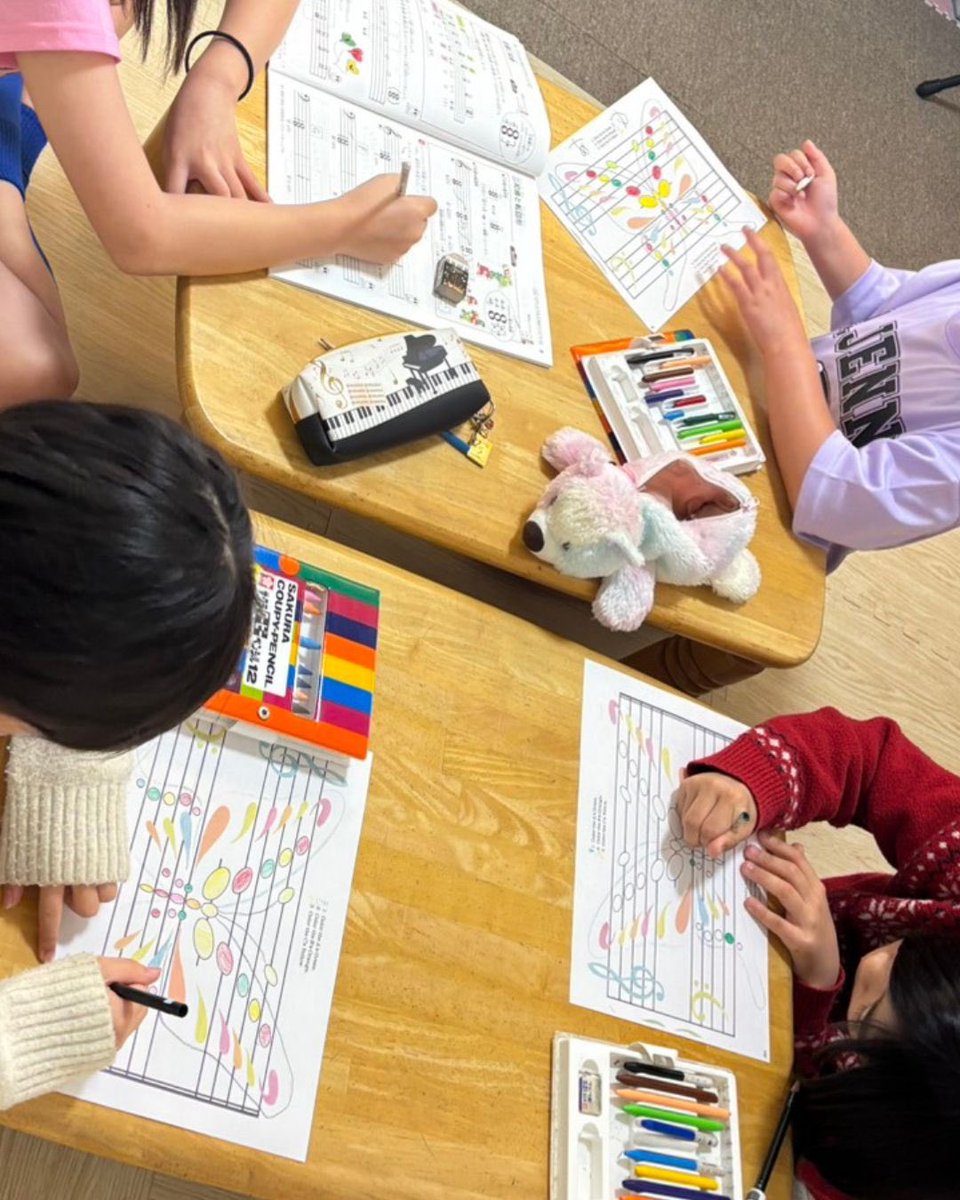 AllemandeInfo's tweet photo. 春休み恒例小学生グループレッスン🎹
（本日最終日は3〜5年生・4名）
読譜の強化のため
✔線の音／間の音
✔隣・一つ飛ばしの音
わかっていても復習大事！
→しっかり理解＋プリントで定着✨

最後は
♟️ミッドナイトパーティ
♟️6 nimmt!
で大盛り上がり😊

「学ぶ＋楽しむ」時間になりました！ https://t.co/u1gEbq7YLk