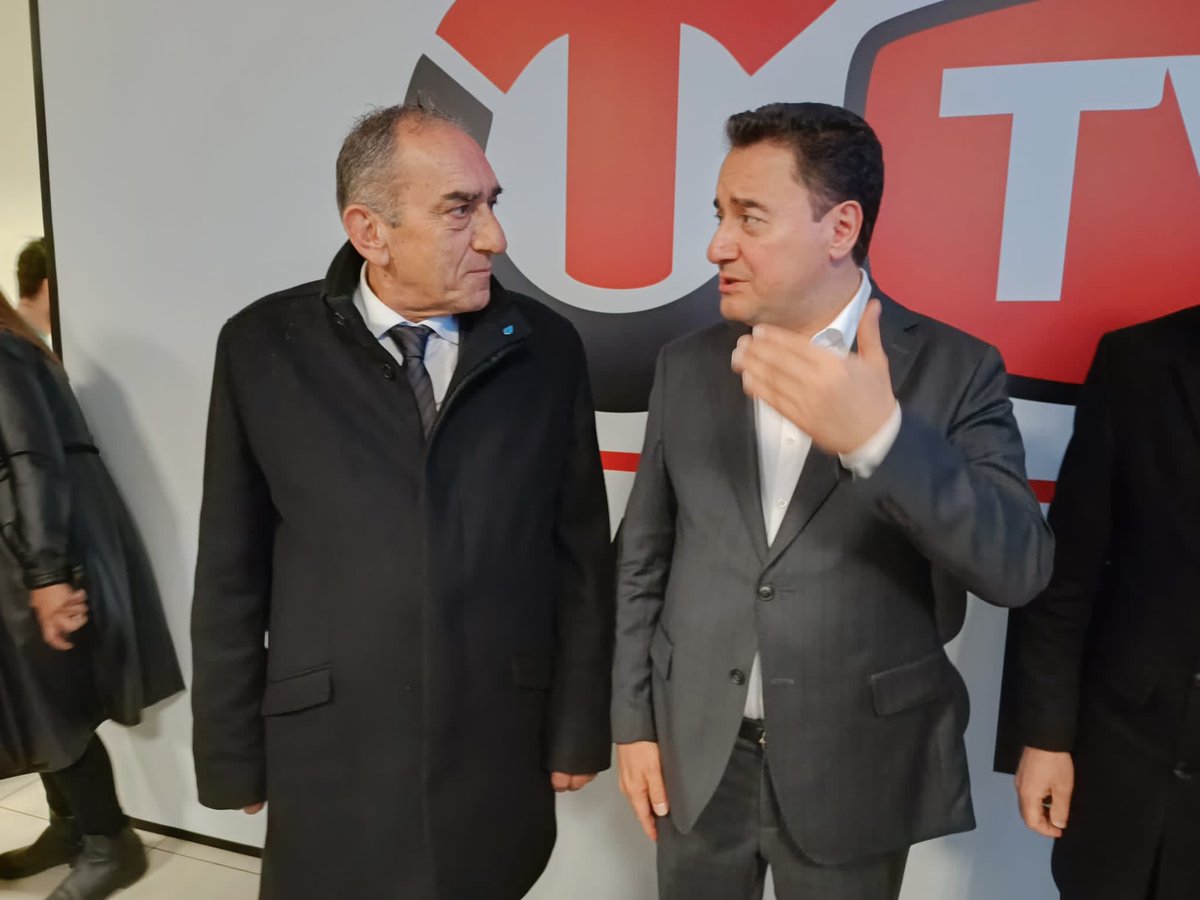 Bizler ;
  her zaman
         davamızın 
                yanındayız..!
(Diplomalı, derece yapmış, 
bir liderle çalışmak ayrıcalıktır.)
<a href="/alibabacan/">Ali Babacan</a>  
<a href="/avidrissahin/">Av. İdris Şahin</a> 
<a href="/ATulaysinan/">Av. Tulaysinan</a> 
<a href="/zeynep_sudan/">Zeynep Sudan</a> 
<a href="/KaracaSeyit/">Dr.Seyit Karaca</a>