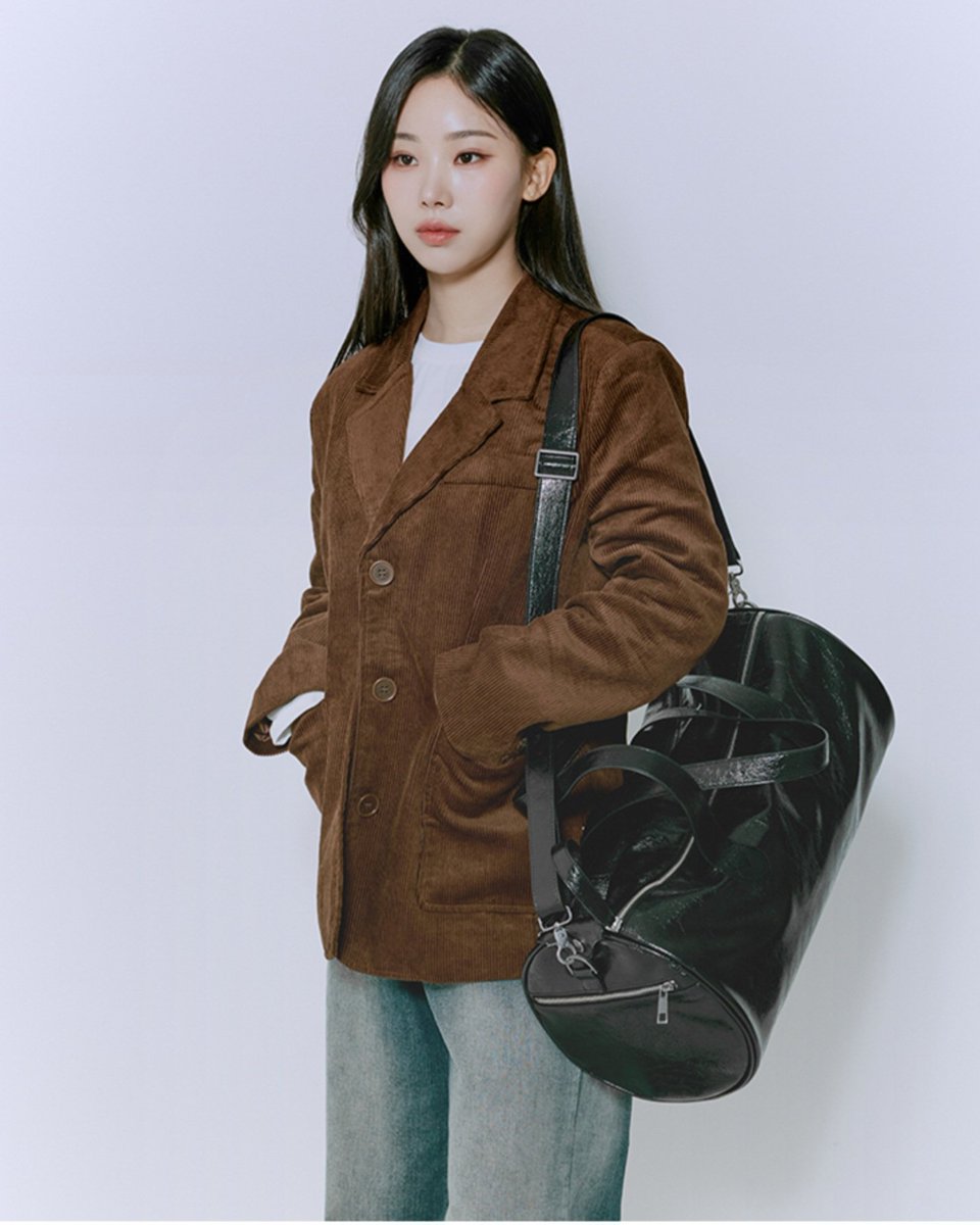처음시안볼때: 오오 가방~ 꽤이쁜데~
착용샷볼때: 어?..사이즈 저거맞아..? 어..생각보다 많이 큰데