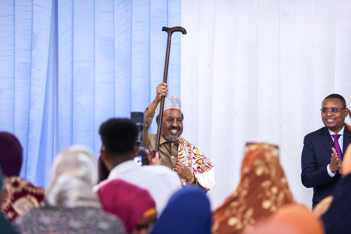 TheVillaSomalia's tweet photo. Madaxweynaha Jamhuuriyadda Federaalka Soomaaliya, Mudane Xasan Sheekh Maxamuud oo uu wehliyo Hoggaamiyaha KMG ah ee Dowlad Goboleedka Koonfur Galbeed Soomaaliya, Mudane Jibriil C/rashiid Xaaji, ayaa ka qaybgalay munaasabad ballaaran oo ay haweenka deegaankaas ku muujiyeen taageeradooda ku aaddan hirgelinta doorashooyinka qof iyo cod.