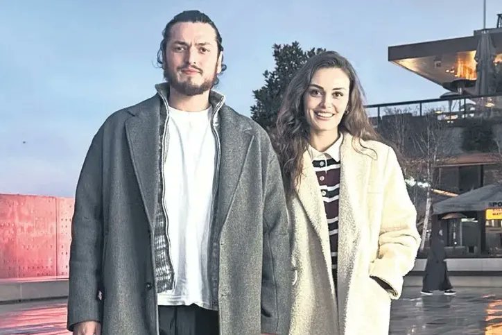 ATV ekranlarının sevilen dizisi Kuruluş Orhan'ın genç yıldızları Ömer Faruk Aran ve Belgin Şimşek, mutlu beraberliklerine dolu dizgin devam ediyor.

Dizide Alaeddin Bey ve Gonca Hatun karakterlerine hayat veren ünlü çift, ilk kez el ele objektiflere yansıdı.